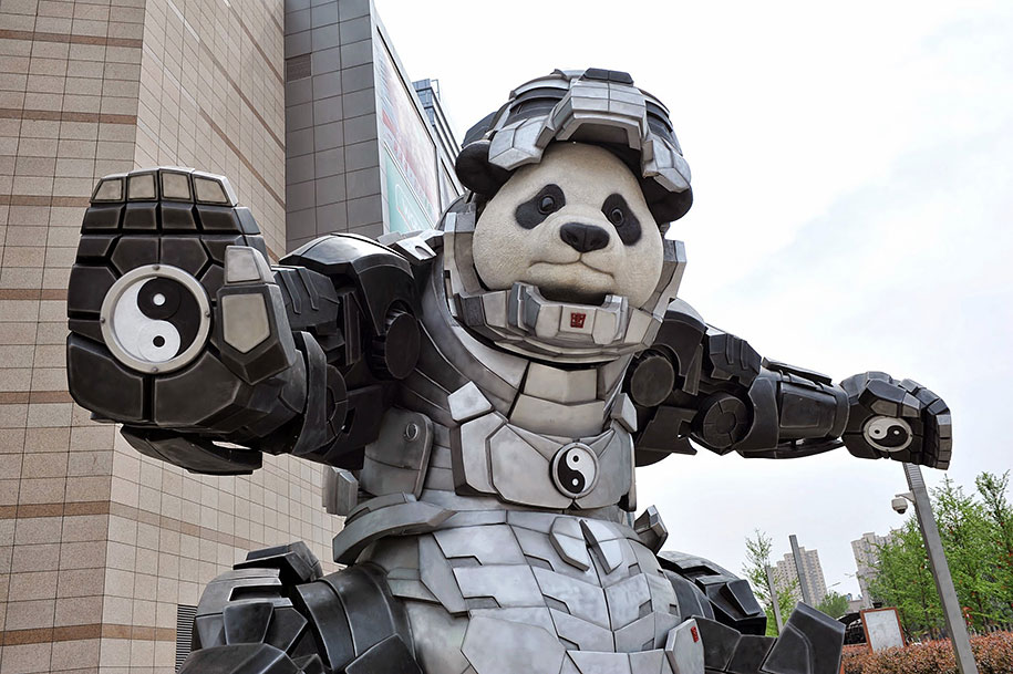 Огромная статуя панды охраняет Китай
