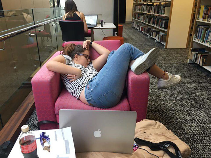 Девушка уснула в библиотеке: битва фотошоперов