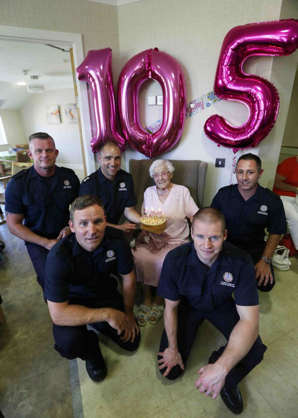 105-летняя бабуля попросила на день рождения пожарного в татуировках рис 4