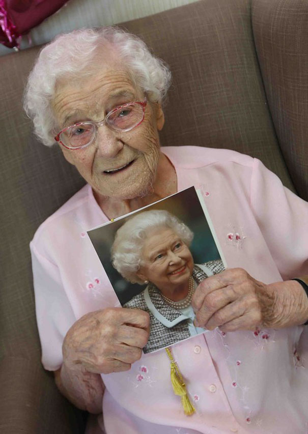 105-летняя бабуля попросила на день рождения пожарного в татуировках рис 3