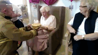 105-летняя бабуля попросила на день рождения пожарного в татуировках рис 2