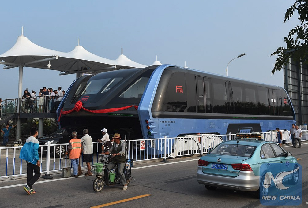 В Китае запустили автобус, который проезжает над машинами рис 2