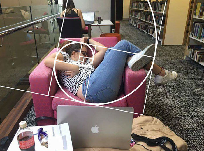Девушка уснула в библиотеке: битва фотошоперов рис 9