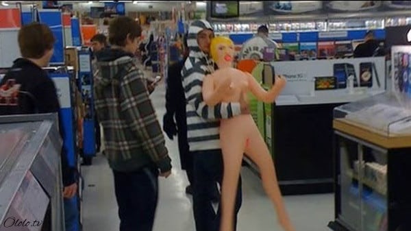 Эти люди просто пришли за покупками в американский супермаркет Walmart рис 9