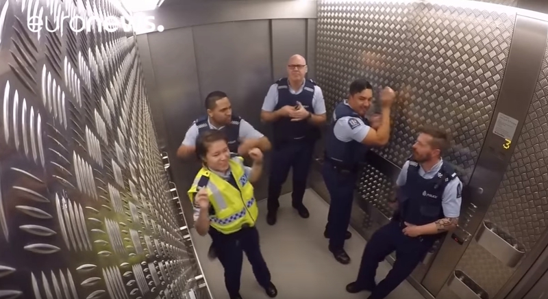 Полицейские Новой Зеландии устроили шоу прямо в лифте своего участка.