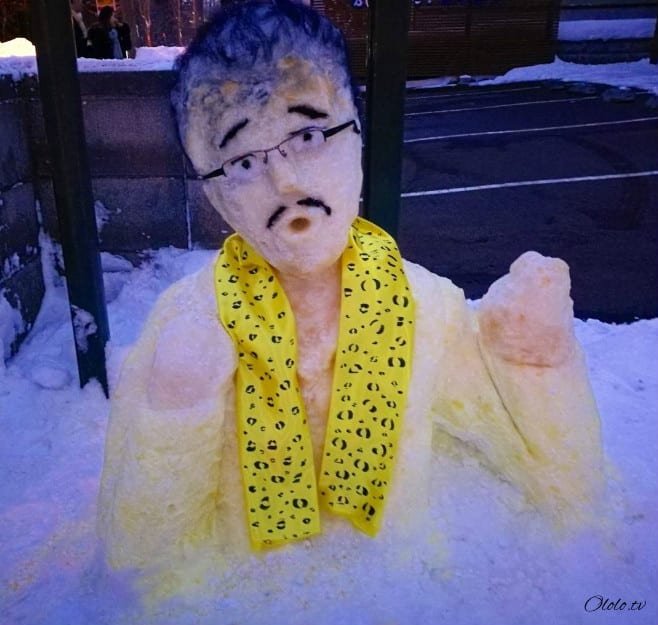 В Японии сильные снегопады, и местное население старается максимально использовать стихию, чтобы превратить сугробы в скульптуры любимых героев из мультфильмов Хаяо Миядзаки, покемонов и других популярных персонажей. Удивительные скульптуры из снега — не новость для Японии, но обычно их можно увидеть во время ежегодного Снежного фестиваля в Саппоро. Сюда съезжаются тысячи посетителей и выбирают самых лучших снеговиков из тысяч скульптур. Но в этот раз снега настолько много, что внести свою творческую лепту может чуть ли не каждый японец. Жители Страны восходящего солнца выкладывают свое снежное творчество в Instagram и Twitter. Давайте посмотрим, почему нельзя просто так взять и слепить снеговика, если ты в Японии.