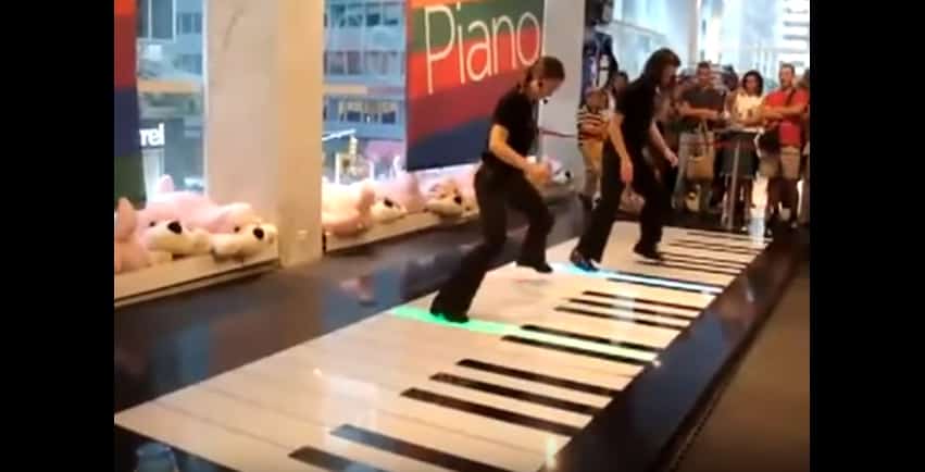 Сногсшибательное исполнение одного из наиболее популярных органных произведений Баха на необычном пианино