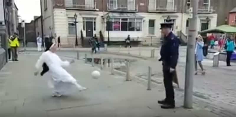 Ирландский полицейский посоревновался в чеканке мяча с монахиней. Видео