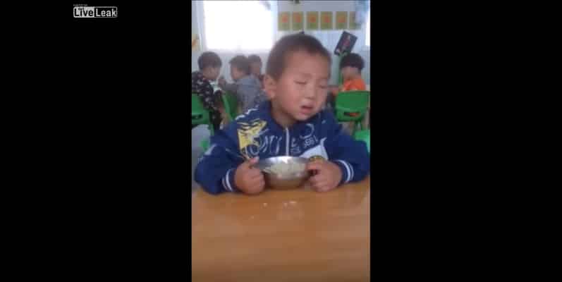 Китайский малыш упорно борется со сном. Видео