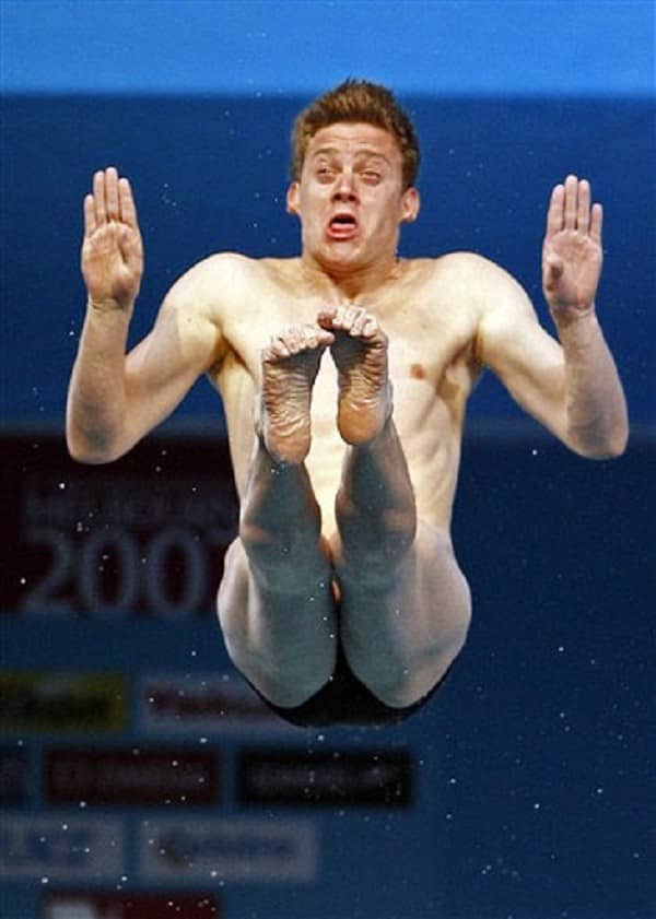 Очень смешные фото прыгунов в воду рис 8