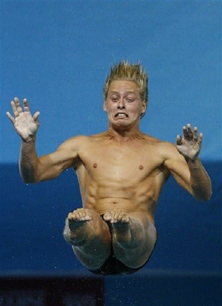 Очень смешные фото прыгунов в воду рис 5