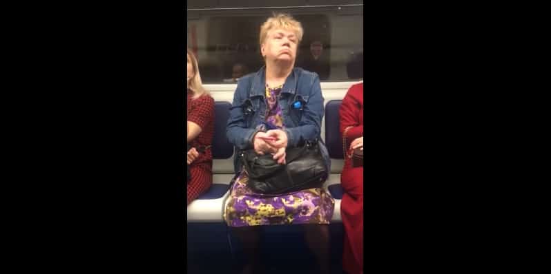 Невозмутимая пенсионерка крутит спиннер в вагоне метро. Видео