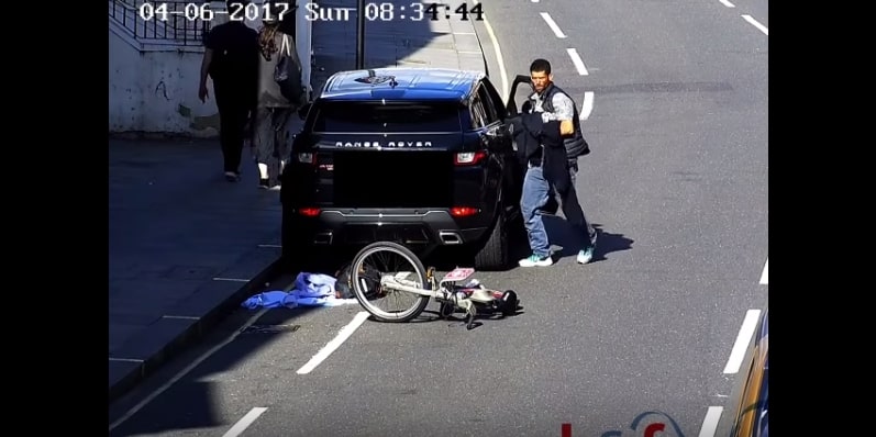 Наглый вор попытался обокрасть припаркованный автомобиль, но его быстро настигла полиция