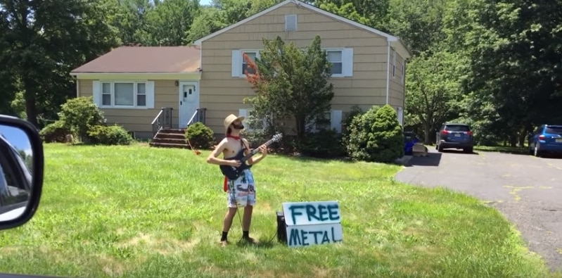 Щедрый гитарист раздает всем желающим бесплатный метал. Видео