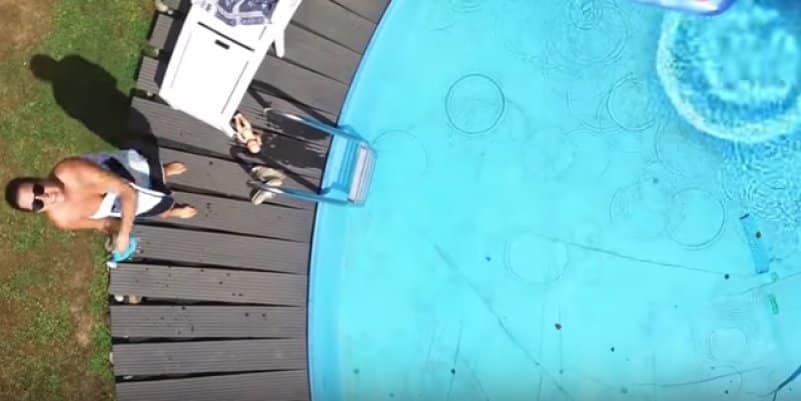 Женщина сбила надоедливый квадрокоптер, следивший за её отдыхом у бассейна