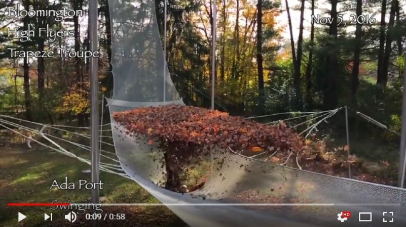 Зрелищное падение на батут с кучей листьев. Видео
