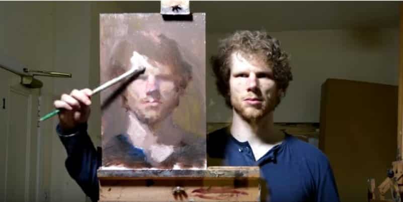 Талантливый художник создает автопортрет с собственного отражения