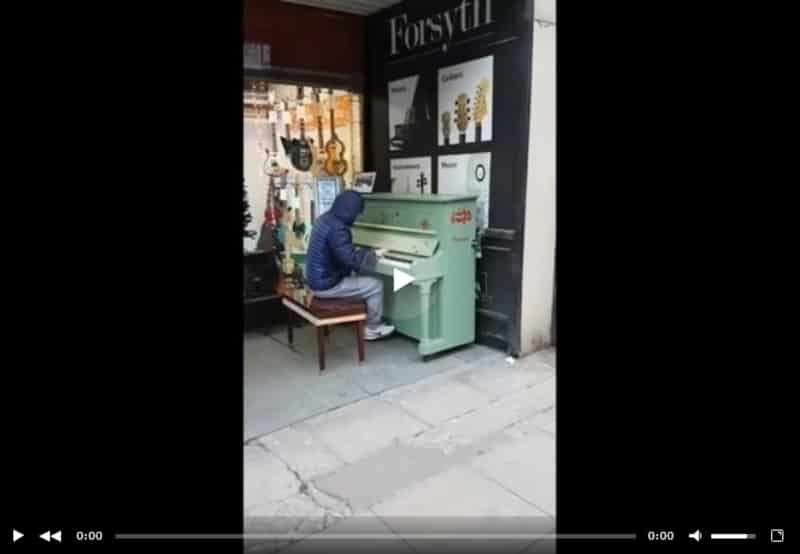 Парень просто сел за уличное пианино в Манчестере и начал играть. Видео