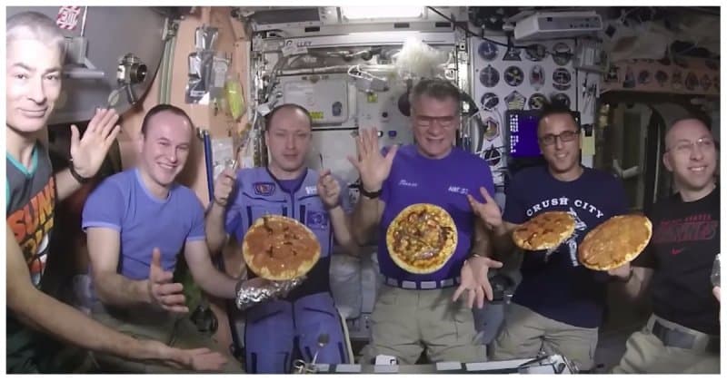 Как космонавты и астронавты на МКС готовили пиццу в невесомости. Видео