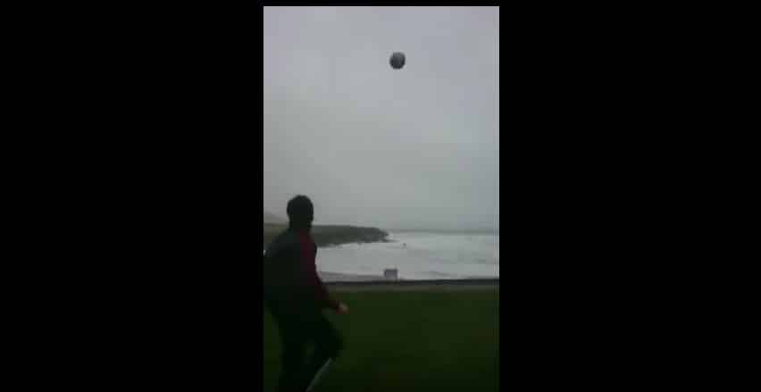 Ирландский футболист "сыграл в мяч" с ураганом «Элеонор». Видео