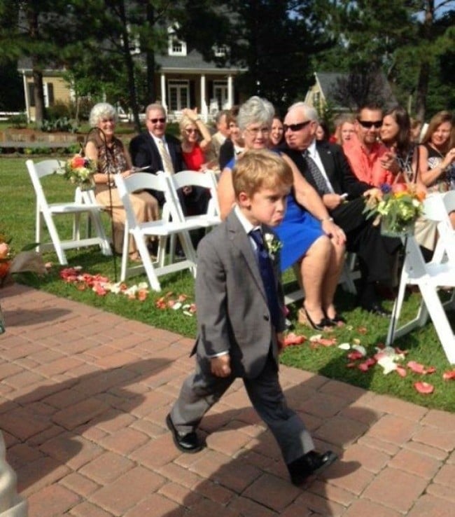 Злой мальчик на свадебной церемонии
