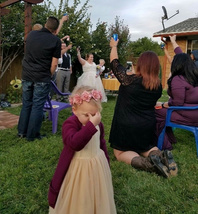 Маленькая девочка на свадьбе