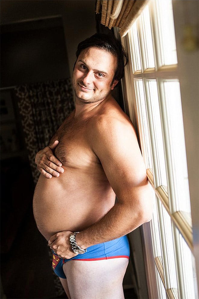 15+ мужчин пародируют беременных женщин в фотосессии с пивным животом! рис 13