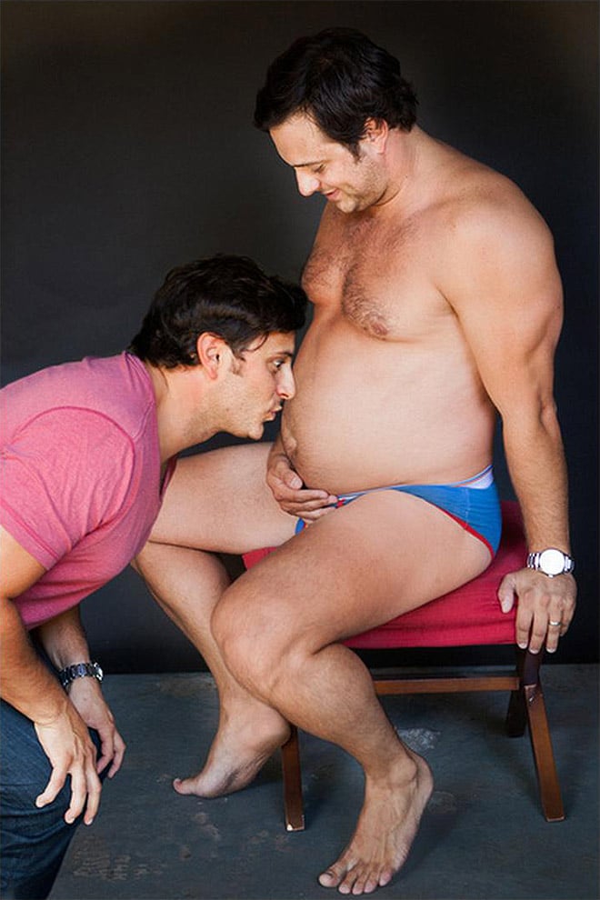 15+ мужчин пародируют беременных женщин в фотосессии с пивным животом! рис 11