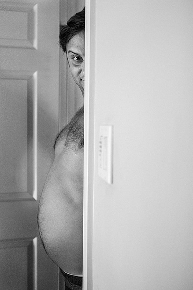 15+ мужчин пародируют беременных женщин в фотосессии с пивным животом! рис 10