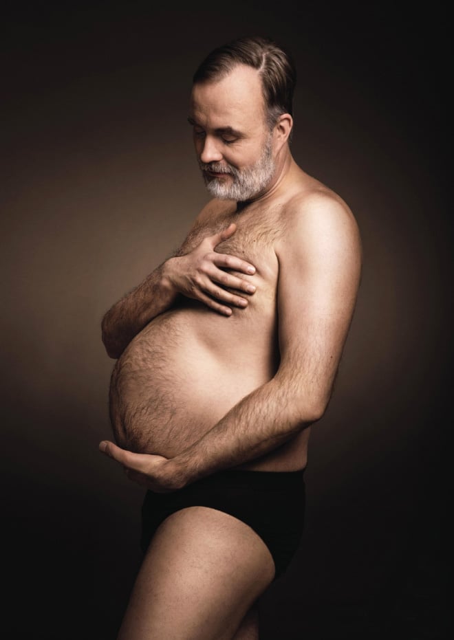 15+ мужчин пародируют беременных женщин в фотосессии с пивным животом! рис 6