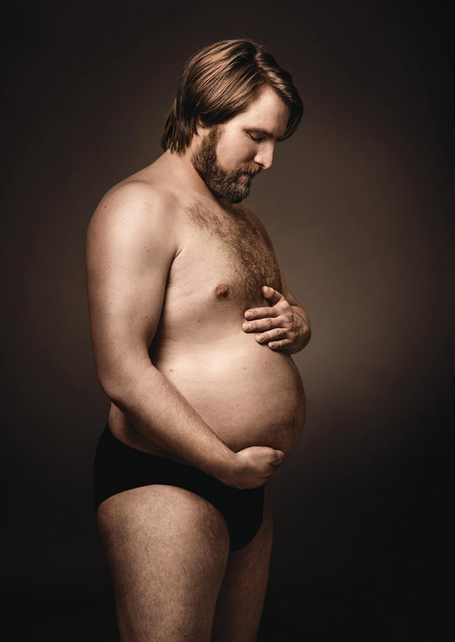 15+ мужчин пародируют беременных женщин в фотосессии с пивным животом! рис 5