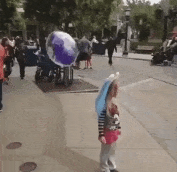 девочка с воздушным шаром gif