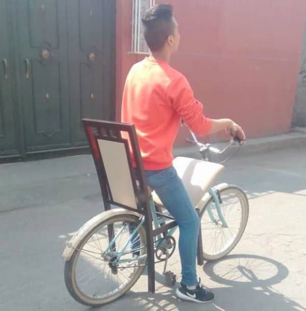 парень на велосипеде