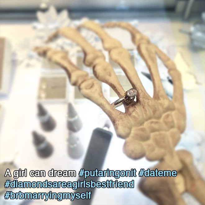 скелет с кольцом на пальце