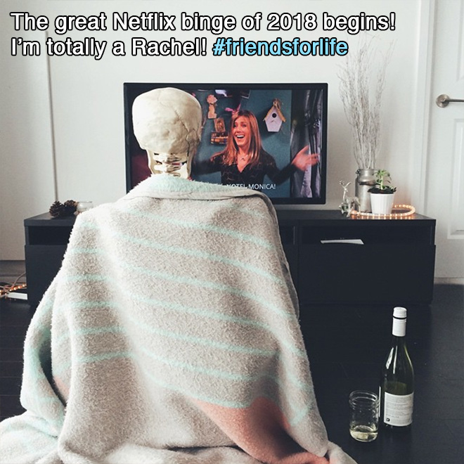 скелет смотрит телевизор
