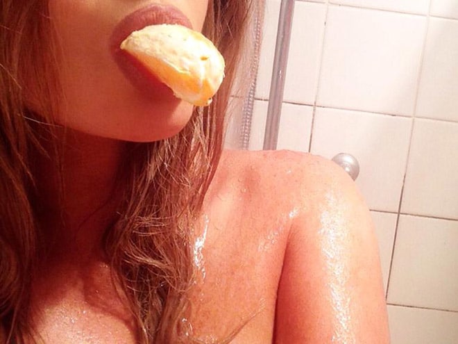 девушка ест апельсин рис 2