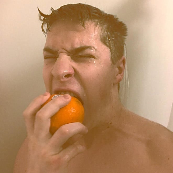 парень с апельсином