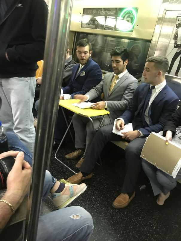 парни в метро