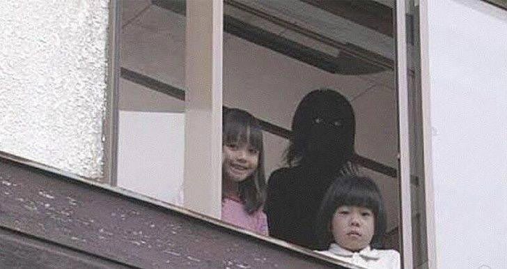 Страшное фото: темная фигура за спиной у детей
