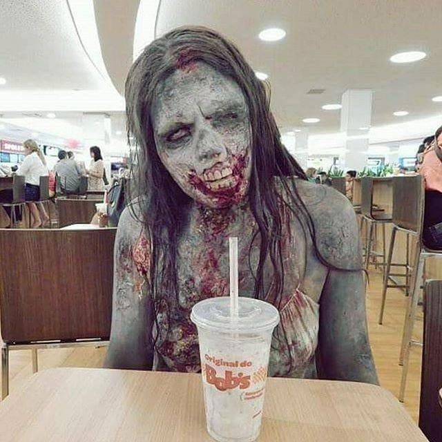 жуткая женщина-зомби в кафе