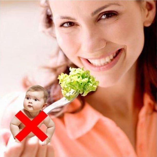 женщина ест салат-латук