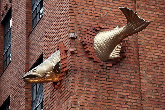 Скульптура лосося