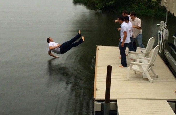 мужчина падает в воду