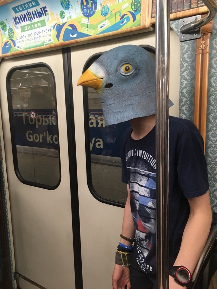 странный человек в метро