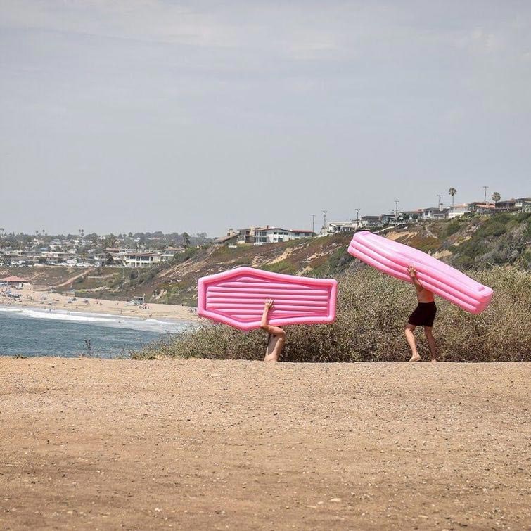 розовый матрас для пляжа
