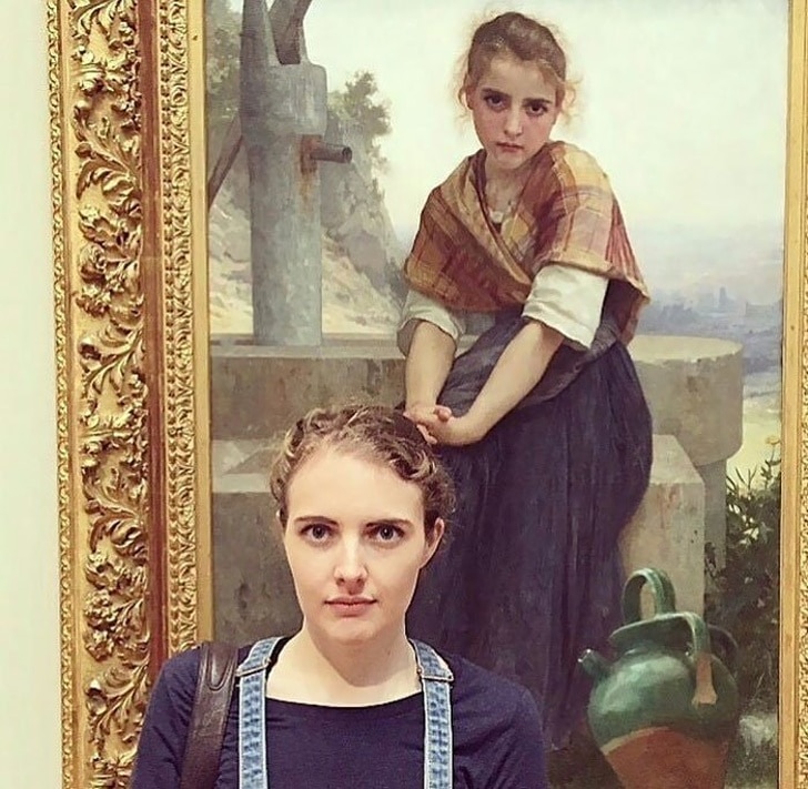 девушка на фоне картины
