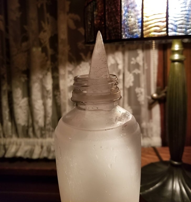 вода замерзла в бутылке