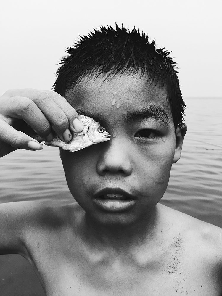 портрет ребенка с рыбой фото