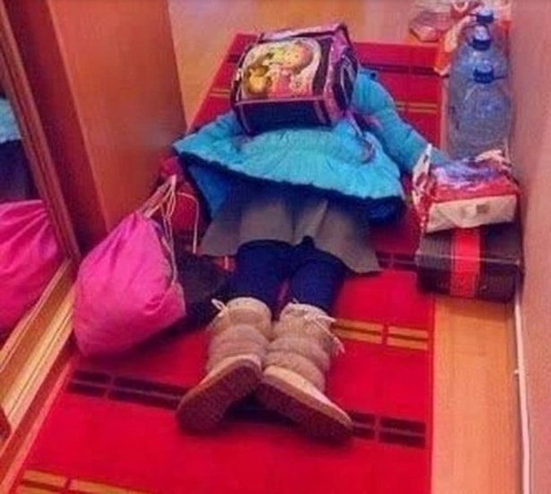 девочка с рюкзаком на полу