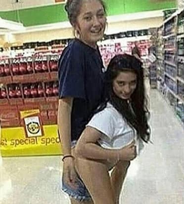 две девушки в супермаркете